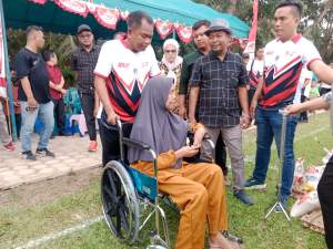  Bupati Serdang Bedagai, Darma Wijaya serahkan Kursi Roda kepada bu Ngatini.