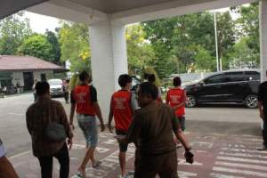 Mantan Kades Cikupa dan Staf Dibawa Jaksa ke Rutan Serang