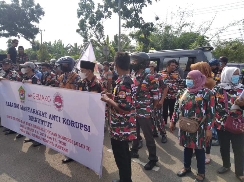 Suasana Saat Demo di Kantor Kejati Banten