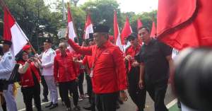 Sekjen PDIP Hasto Kristiyanto bersama Ketua DPP PDI Perjuangan Ahmad Basarah, mendampingi caleg PDIP mendaftarkan bacaleg-nya ke KPU Pusat, Kamis (11/5/2023).