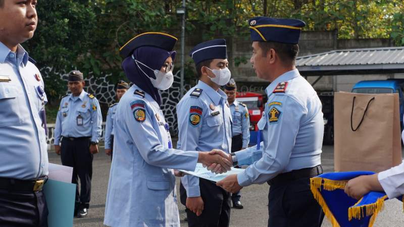 Kalapas Cilegon Sudirman Jaya saat memberikan penghargaan kepada pegawai teladan dan berprestasi.