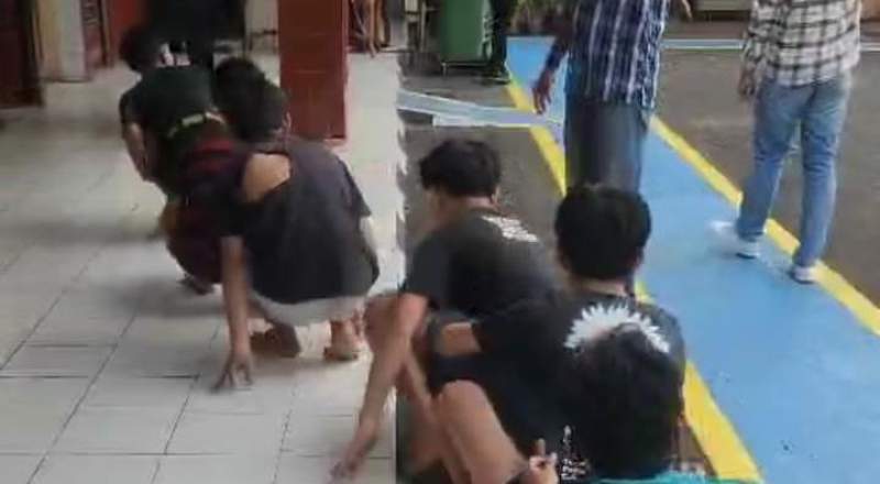 Sejumlah remaja yang hendak perang sarung saat diamankan Polsek Ciputat Timur.