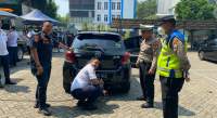 Kepala UPT PKB Dishub Tangsel, Heris Cahya Kusuma, turun langsung lakukan uji emisi kendaraan.