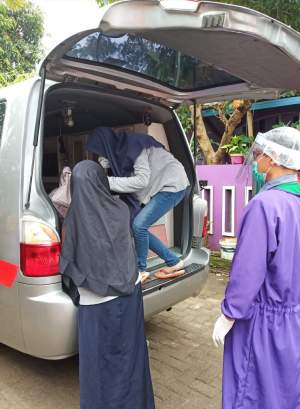 Satu keluarga diduga positif corona dibawa ke wisma atlet oleh petugas gugus tugas ccov8d-19 Kab Tangerang.