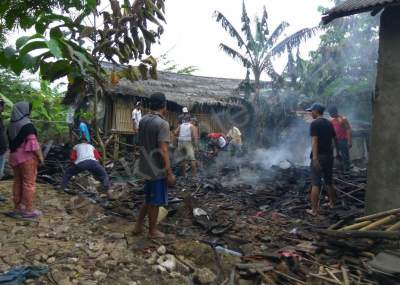 Api Tungku Membesar, Rumah Janda Hangus Terbakar