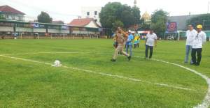 Wakil Wali Kota Tangsel Pilar Saga Ichsan lakukan kick off turnamen sepakbola Paku Jaya Cup ke lX di Stadion Mini Pakujaya, Serpong Utara.