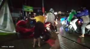 Puluhan Motor Mogok Akibat Banjir di Jalan Cisoka - Tigaraksa