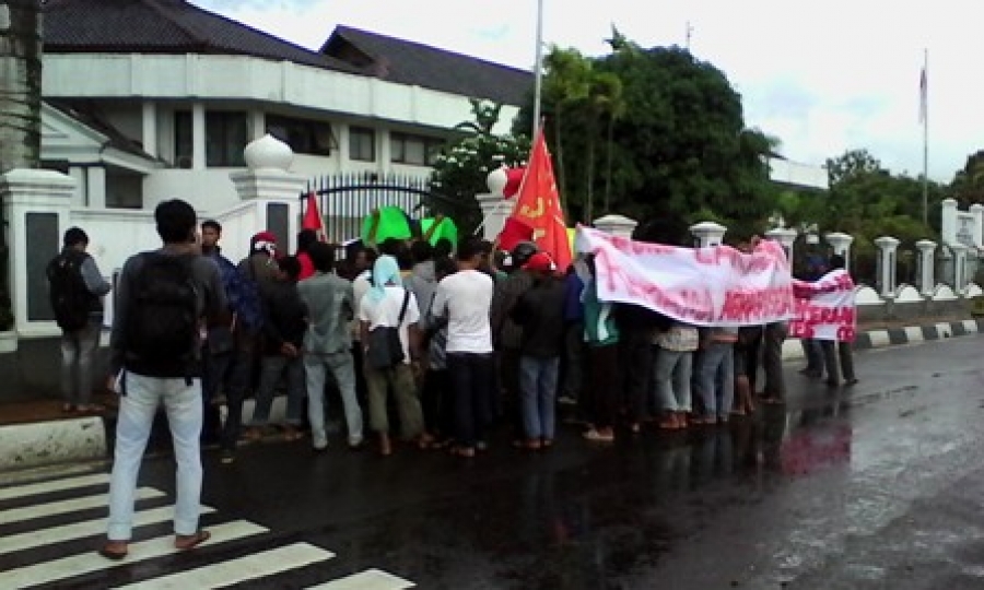 Masyarakat Ujungjaya saat demo di depan kantor Bupati Pandeglang