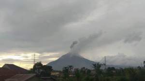 Gunung Sinabung erupsi dengan tinggi kolom abu 1000 meter.