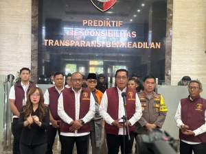 Pimpinan Pondok Pesantren Al Zaytun Indramayu, Panji Gumilang, saat tiba di gedung Bareskrim Polri, Jakarta, Senin (30/10/2023).