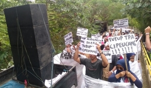 Ratusan Warga Serpong Unjuk Rasa Minta TPA Cipeucang Ditutup