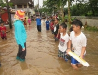 Airin saat meninjau banjir di Pondok Aren (dok DT)
