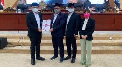 Wakil Walikota Tangsel Pilar Saga Ichsan menyerahkan draft Raperda kepada pimpinan DPRD, Abdul Rasyid, Iwan Rahayu dan Li Claudia Chandra di ruang Paripurna DPRD Tangsel.