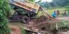Truk mengangkut material terperosok ketika melewati Jembatan yang amblas di Kampung Babakan Waru, Desa Cisimeut Raya.