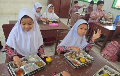 Siswa di Serdang Bedagai menikmati  MBG dari dapur SPPG kota Tengah.