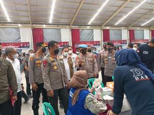 Kapolda Banten Tinjau Vaksinasi di PT Agarindo Bogatama Pasar Kemis