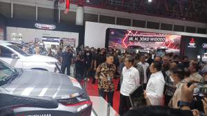 Presiden RI Jokowi saat berkunjung ke pameran otomotif Indonesia International Motor Show (IIMS) 2023 di JiExpo Kemayoran, Jakarta, Kamis (16/2/2023).