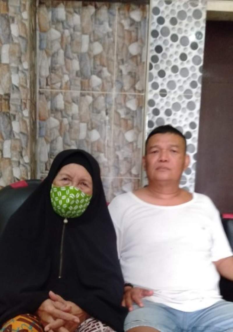 Siti Hadidjah, yang didampingi salah satu anak kandungnya, Ariawan (55).