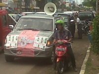 KPU Cilegon Bagi Alat Peraga di Jalan Protokol