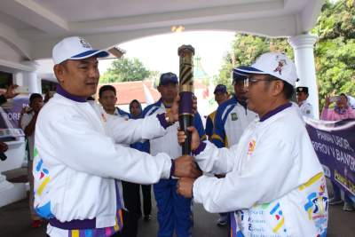 Terima Obor Porprov, Mad Romli Minta Atlet Jaga Kekompakkan