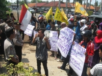 Masyarakat Ujung Jaya dan Mahasiswa Demo BTNUK
