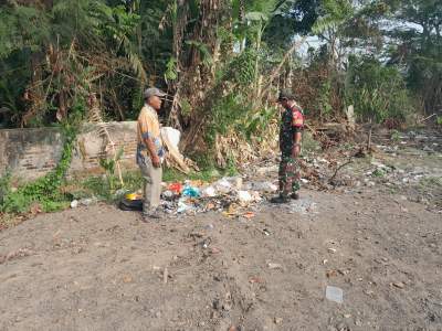 Babinsa Panongan Ingatkan Warga Tidak Bakar Sampah Sembarangan