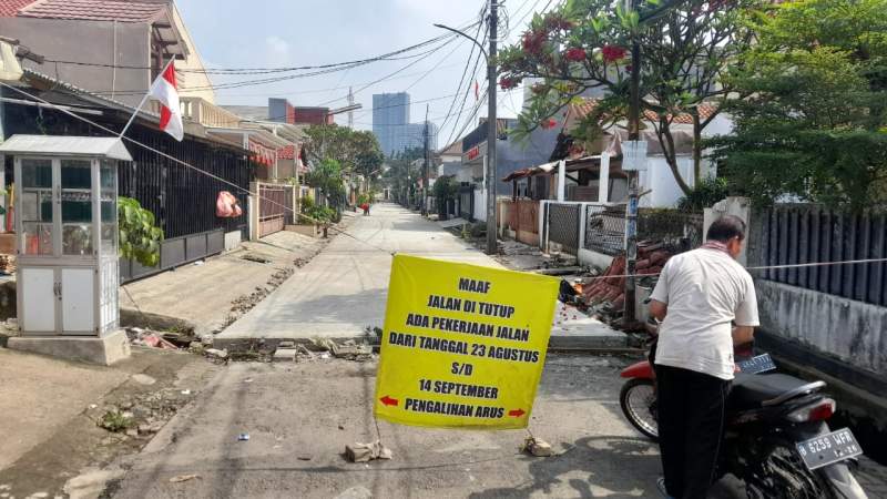 Proyek pembangunan jalan di perumahan PPI 2 yang tak dilengkapi papan informasi.