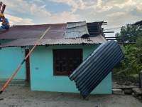 Bangunan rumah warga diterjang angin puting beliung.(istimewa).