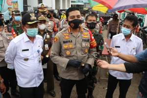 Polresta Tangerang Bareng TNI dan Pemkab Bagikan Masker di Cikupa