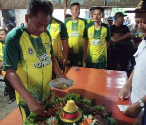  Bupati Serdang Bedagai, Darma Wijaya memotong nasi tumpeng perayaan ulang tahun ke-52.