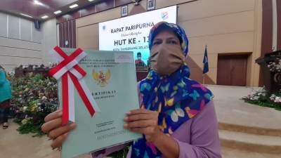 Salahsatu perwakilan warga penerima sertifikat PTSL di gedung DPRD Kota Tangsel.