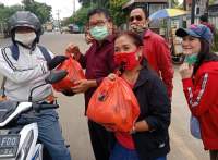 Anggota Fraksi PDIP saat serahkan sembako kepada kepada pengendara yang melintas di depan gedung DPRD Tangsel.