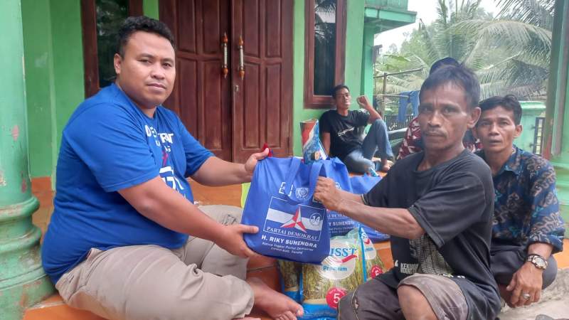 Salurkan Bantuan, Riky Suhendra Turun ke Masyarakat di Dapil 4 di Kecamatan Mancak