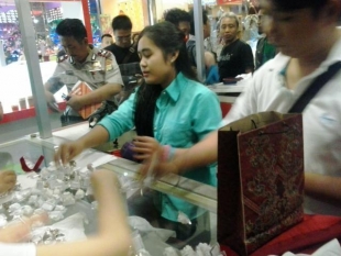 Pihak kepolisian saat melakukan olah TKP