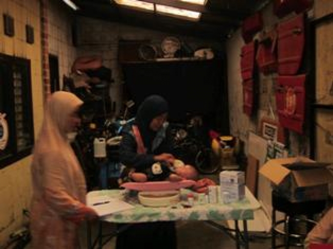 Anggaran Dinkes Tak Jelas, Warga Griya Pipit Buka Posyandu Di Bengkel Mobil