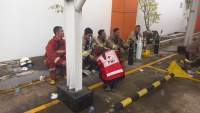 Akibat Hirup Asap Tebal, Sejumlah Petugas Damkar