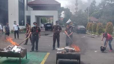 Kejaksaan Musnahkan Dua Truk Bahan Sepatu Atas Kasus Perkara PT Adis