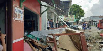 Rem Blong, Tronton Bermuatan Pasir Hantam RM Salero Basamo
