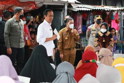 Presiden Jokowi dan Mensos Pantau Harga Migor Curah di Banten