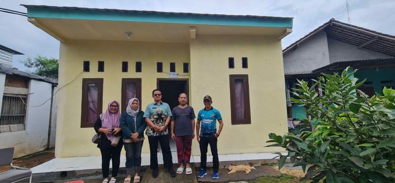 Hidayat dan Ketua RW Jamhari usai rumahnya dibangun pemerintah melalui Disperkimta Tangsel.