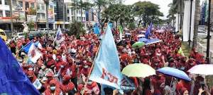 Ratusan Buruh Demo Kantor Cabang BPJS Citra Raya