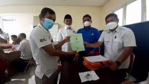 Anggota Komisi l Samtoni dan Anggota Komisi lV DPRD Tangsel Yanto Ulay saat menyaksikan pemberian sertifikat PTSL kepada warga di Aula Kecamatan Pondok Aren.