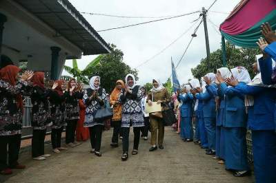  Ketua TP PKK Provinsi Banten Niniek Nuraini Halim saat meninjau penilaian lomba di Tunjung Teja, Kabupaten Serang.