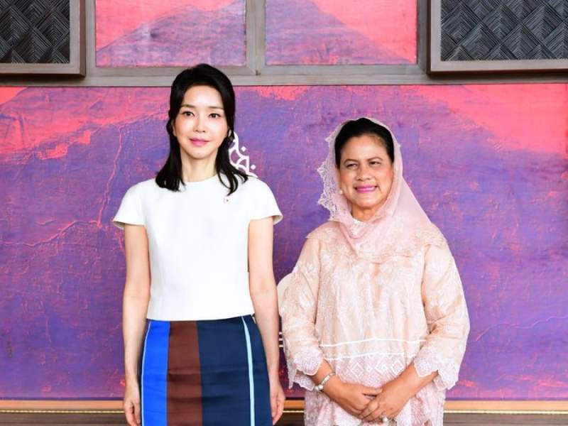 Ibu Negara Iriana Jokowi menerima kedatangan Ibu Negara Republik Korea, Madam Kim Keon-hee, di Hotel The Apurva Kempinski, Bali.