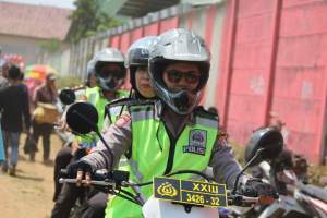 Polwan bersepeda motor saat mengamankan di Desa Ranca Iyuh, Panongan.