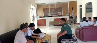 Antisipasi Cuaca Ekstrim, Babinsa Koramil Legok Komsos Bersama Perangkat Desa