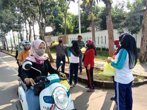 Jumat Berkah, Kejari Kabupaten Tangerang Bagikan Nasi Kotak dan Masker