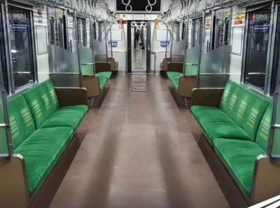 Asyik! Naik KRL Sekarang Bisa Duduk Tanpa Jaga Jarak