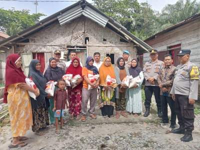 Kapolsek Firdaus, AKP Idham Halik serahkan paket sembako bagi warga kurang mampu.(istimewa).