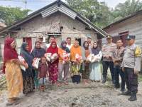 Kapolsek Firdaus, AKP Idham Halik serahkan paket sembako bagi warga kurang mampu.(istimewa).